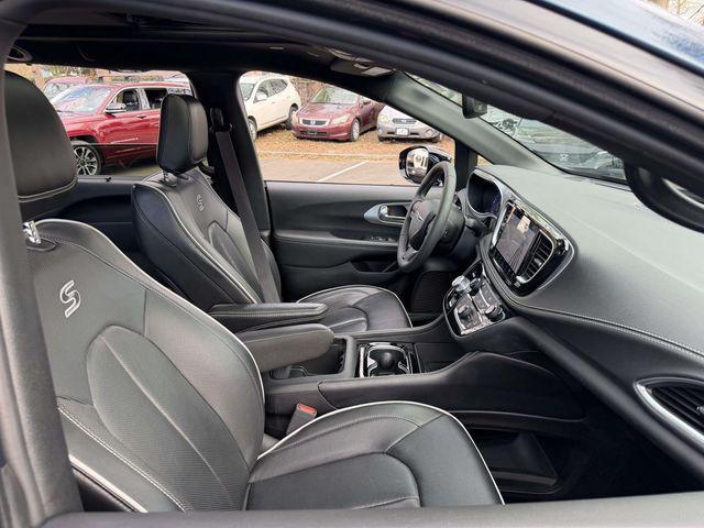 used 2025 Chrysler Pacifica car, priced at $35,990