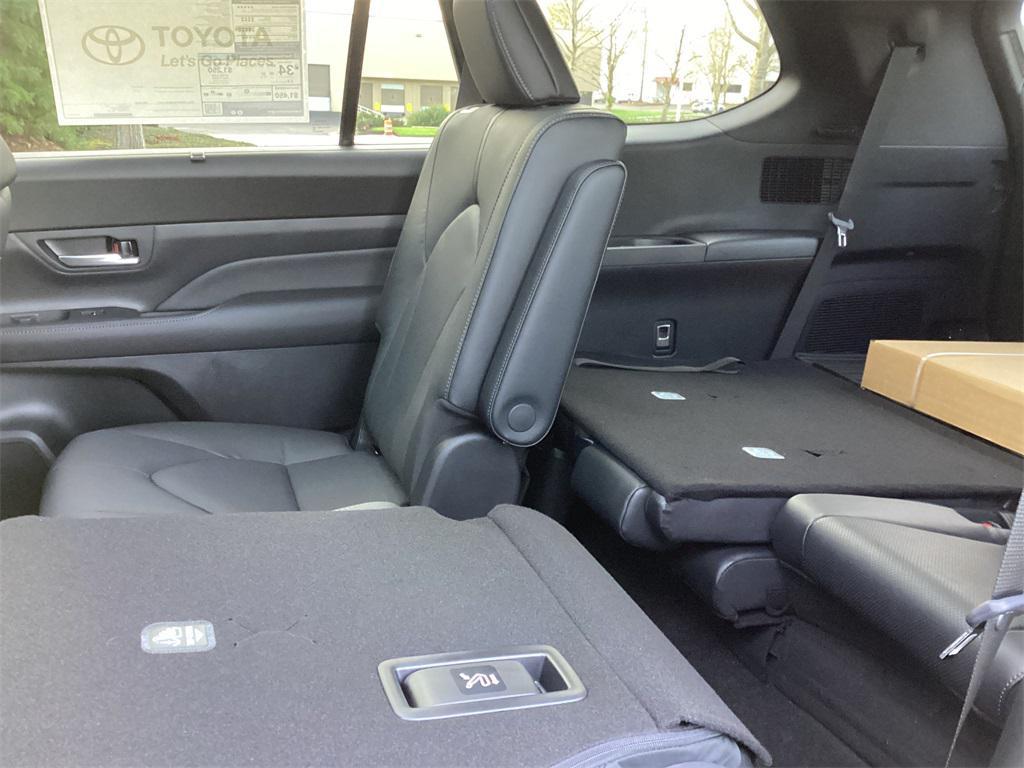 new 2026 Toyota Highlander Hybrid car, priced at $59,668