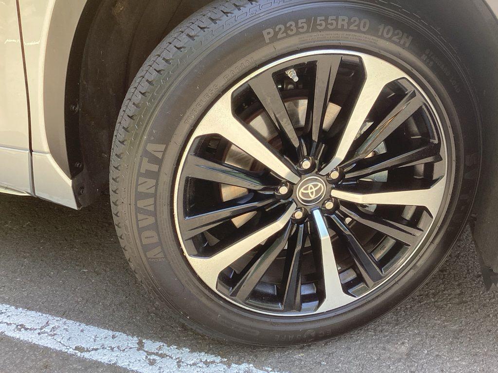 used 2022 Toyota Highlander car, priced at $34,687