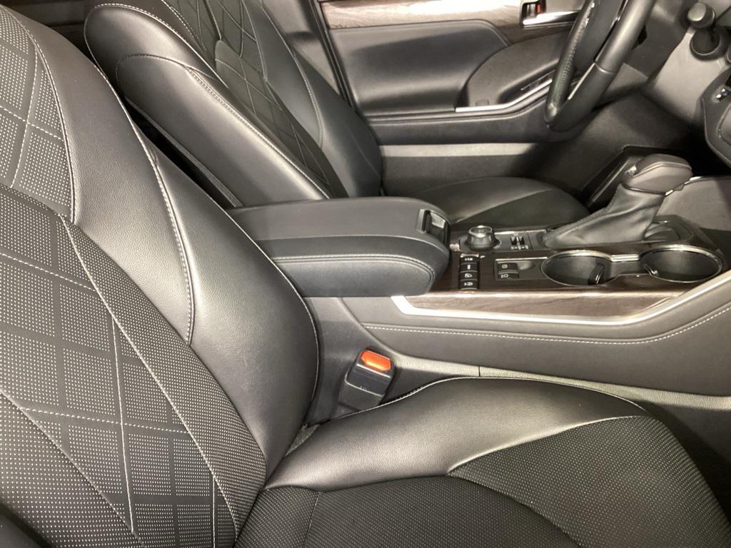 used 2022 Toyota Highlander car, priced at $40,829
