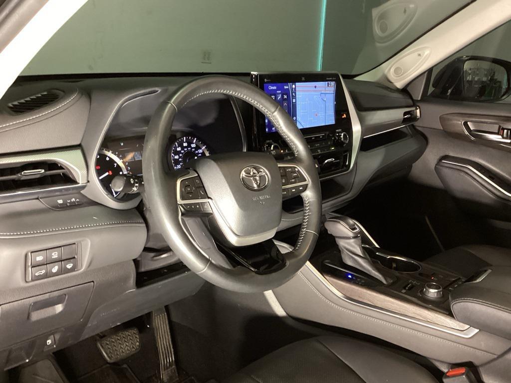 used 2022 Toyota Highlander car, priced at $40,829