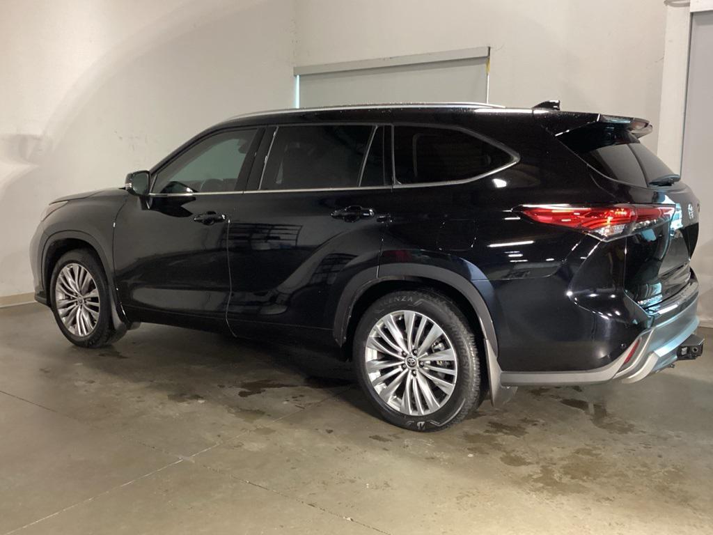 used 2022 Toyota Highlander car, priced at $40,829