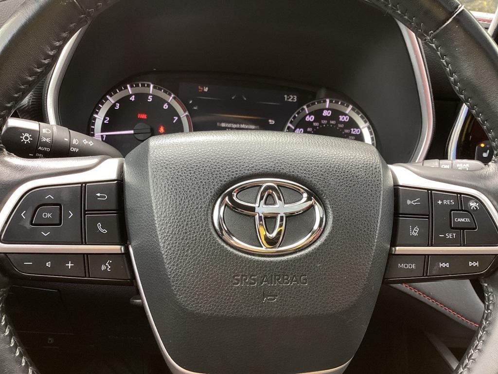 used 2023 Toyota Highlander car, priced at $36,392