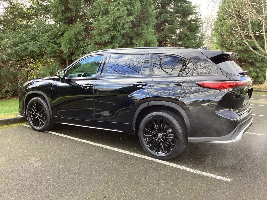 used 2023 Toyota Highlander car, priced at $36,392
