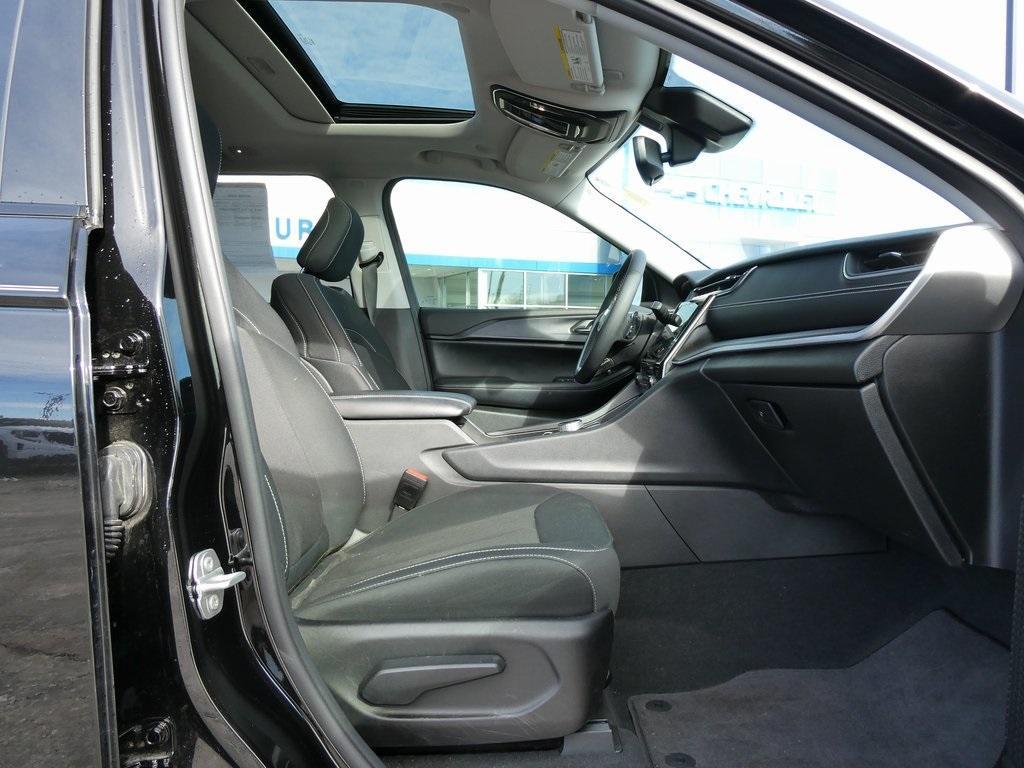 used 2024 Jeep Grand Cherokee car, priced at $27,995