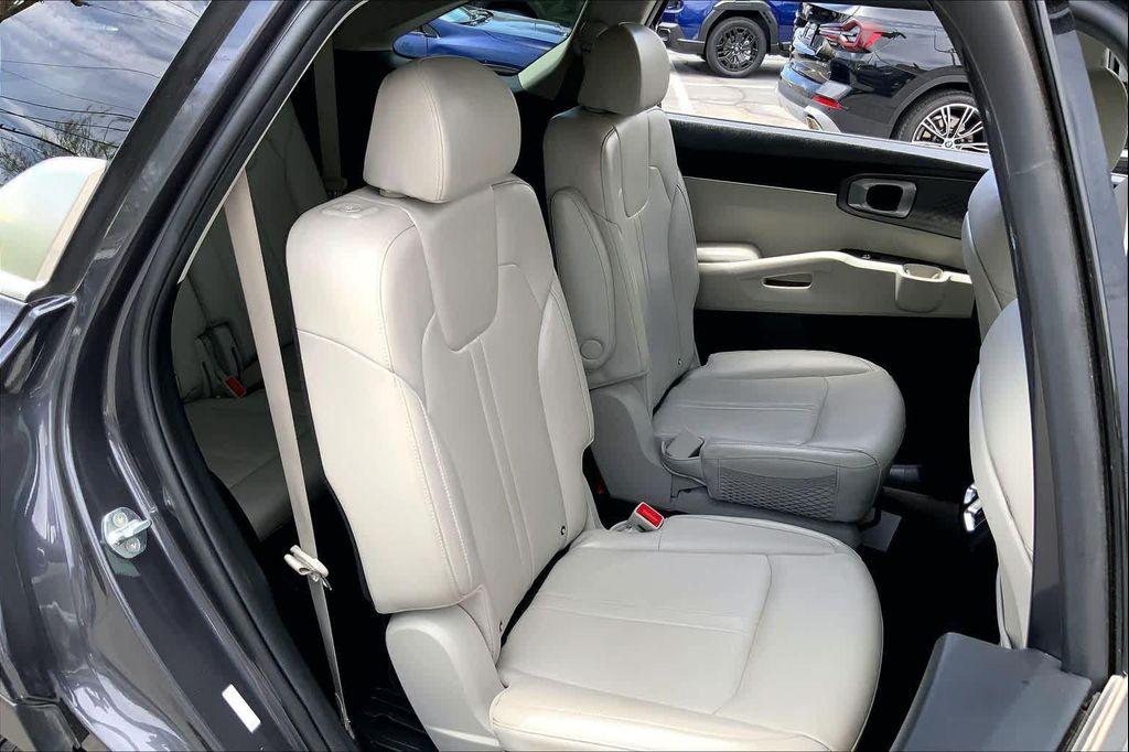 used 2023 Kia Sorento Hybrid car, priced at $27,171