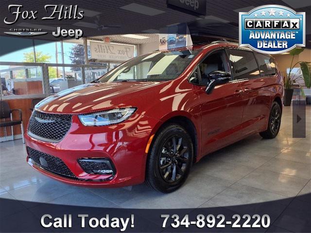 new 2025 Chrysler Pacifica car, priced at $44,761