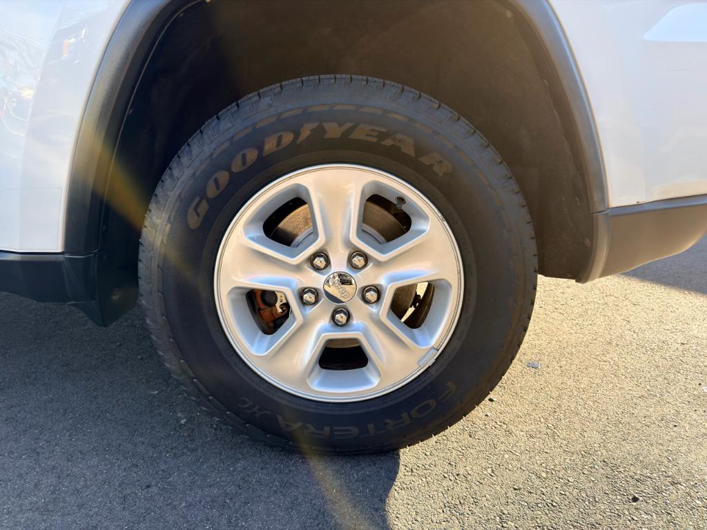 used 2015 Jeep Grand Cherokee car, priced at $14,386