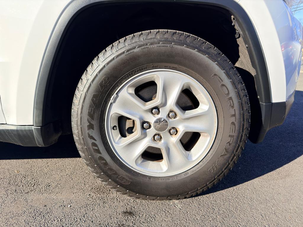 used 2015 Jeep Grand Cherokee car, priced at $14,386