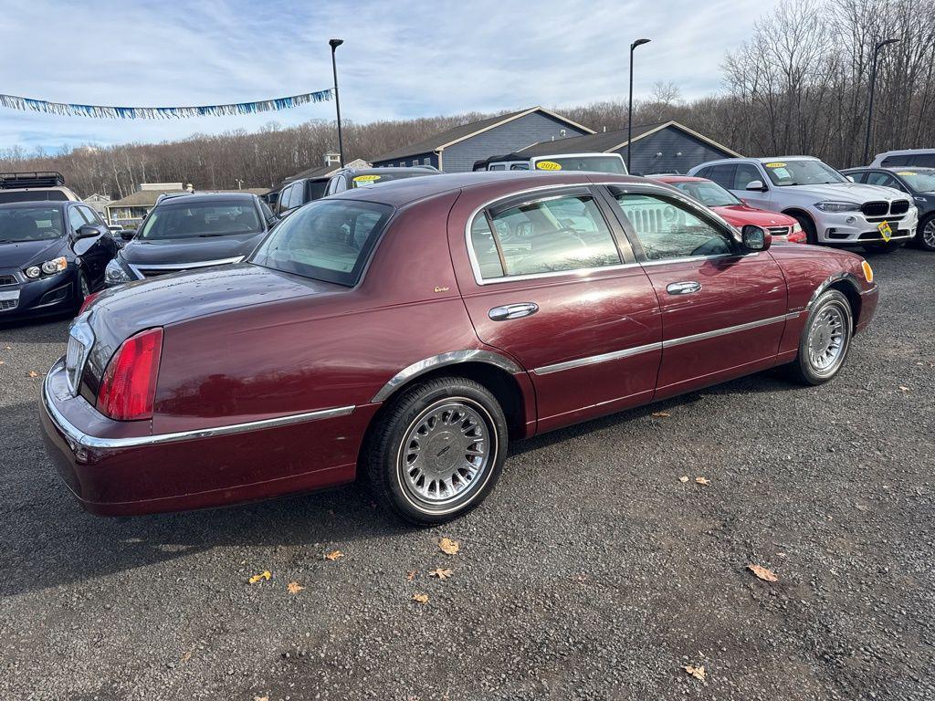 used 2000 Lincoln Town Car car, priced at $7,949