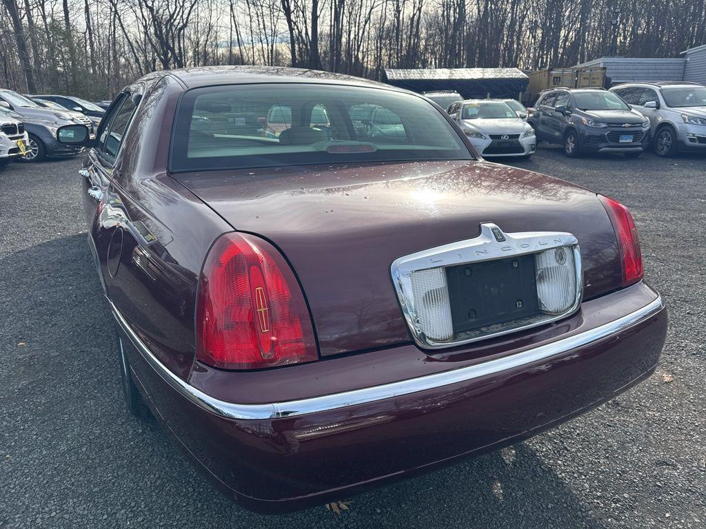 used 2000 Lincoln Town Car car, priced at $7,949