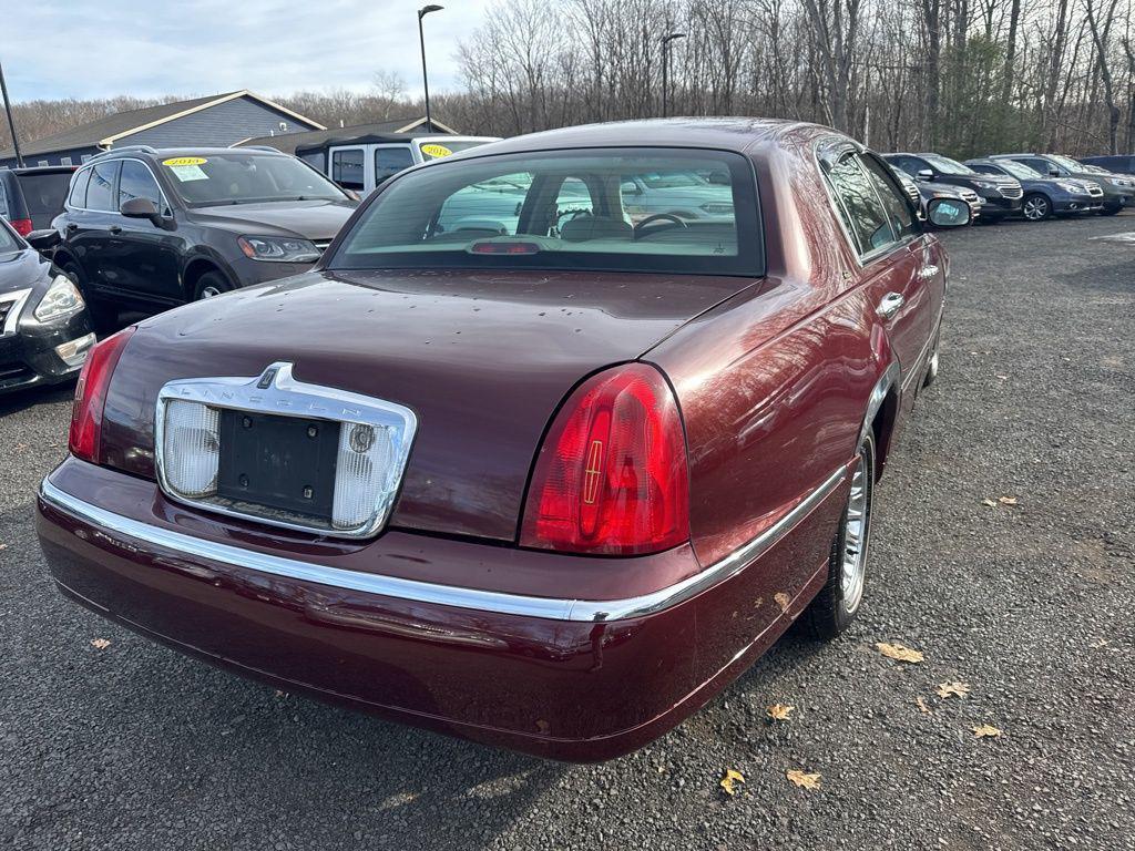 used 2000 Lincoln Town Car car, priced at $7,949