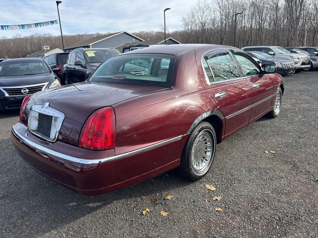 used 2000 Lincoln Town Car car, priced at $7,949