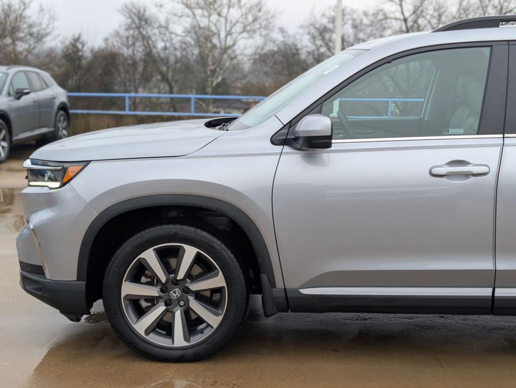 used 2023 Honda Pilot car, priced at $42,995