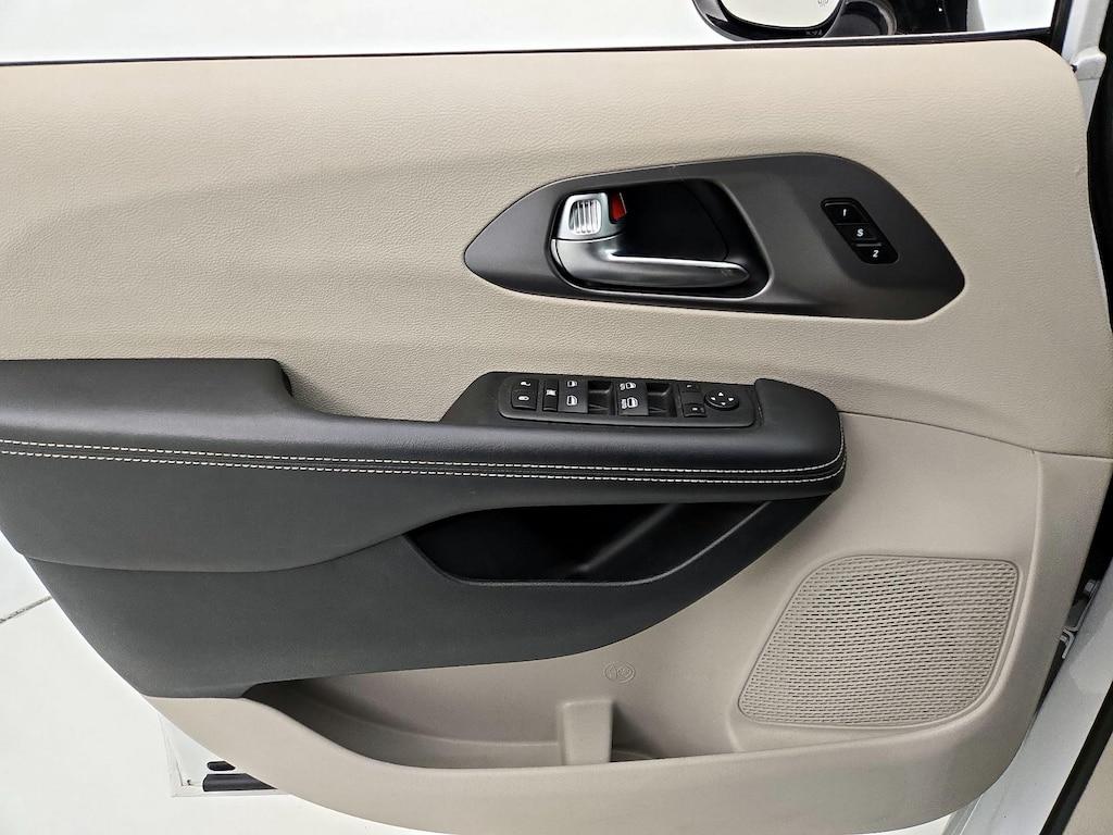 used 2024 Chrysler Pacifica car, priced at $30,998