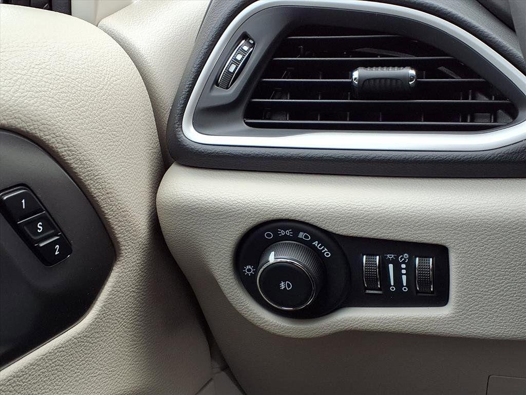 used 2023 Chrysler Pacifica car, priced at $23,065