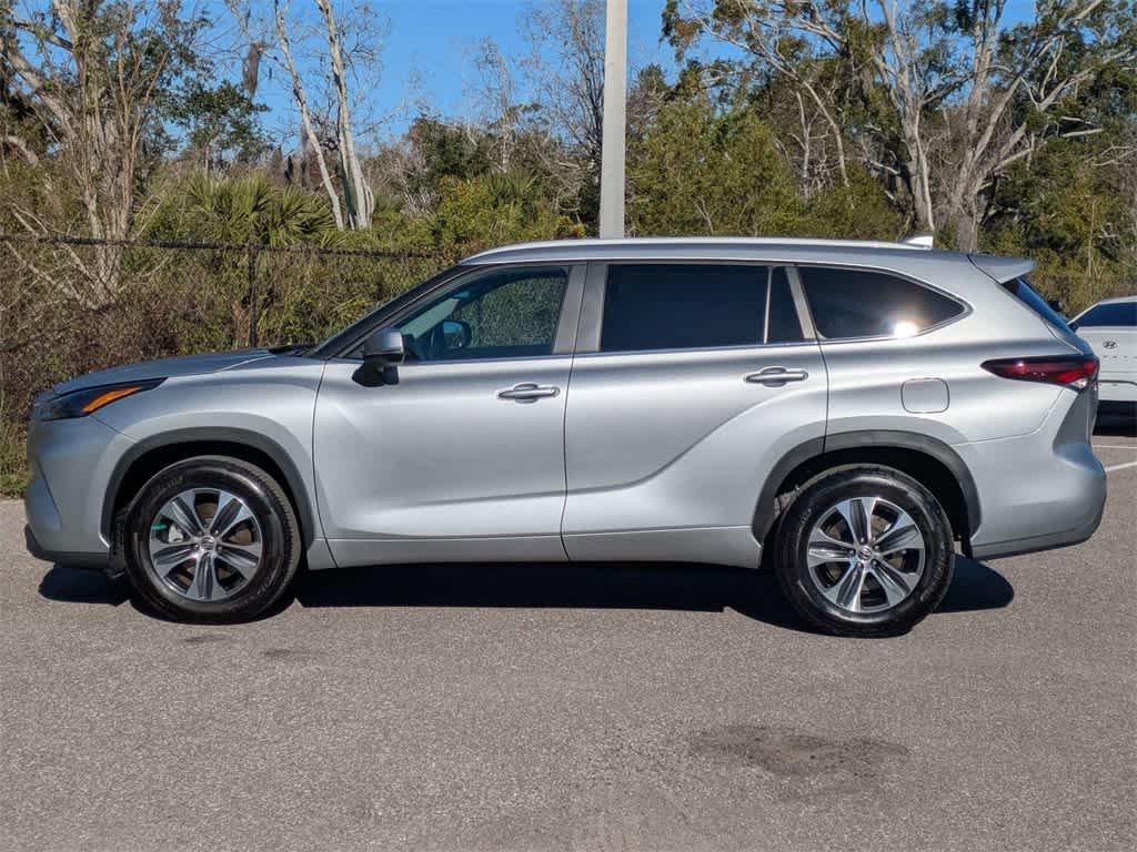 used 2024 Toyota Highlander car, priced at $34,998