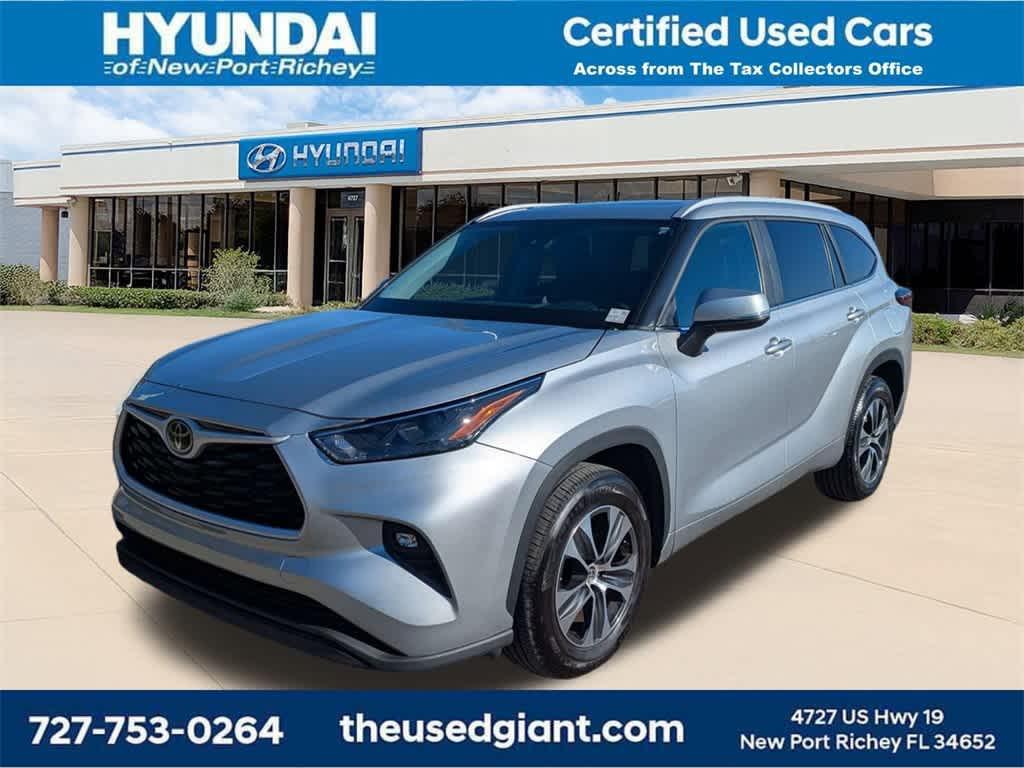 used 2024 Toyota Highlander car, priced at $34,998