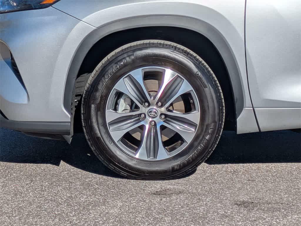 used 2024 Toyota Highlander car, priced at $34,998