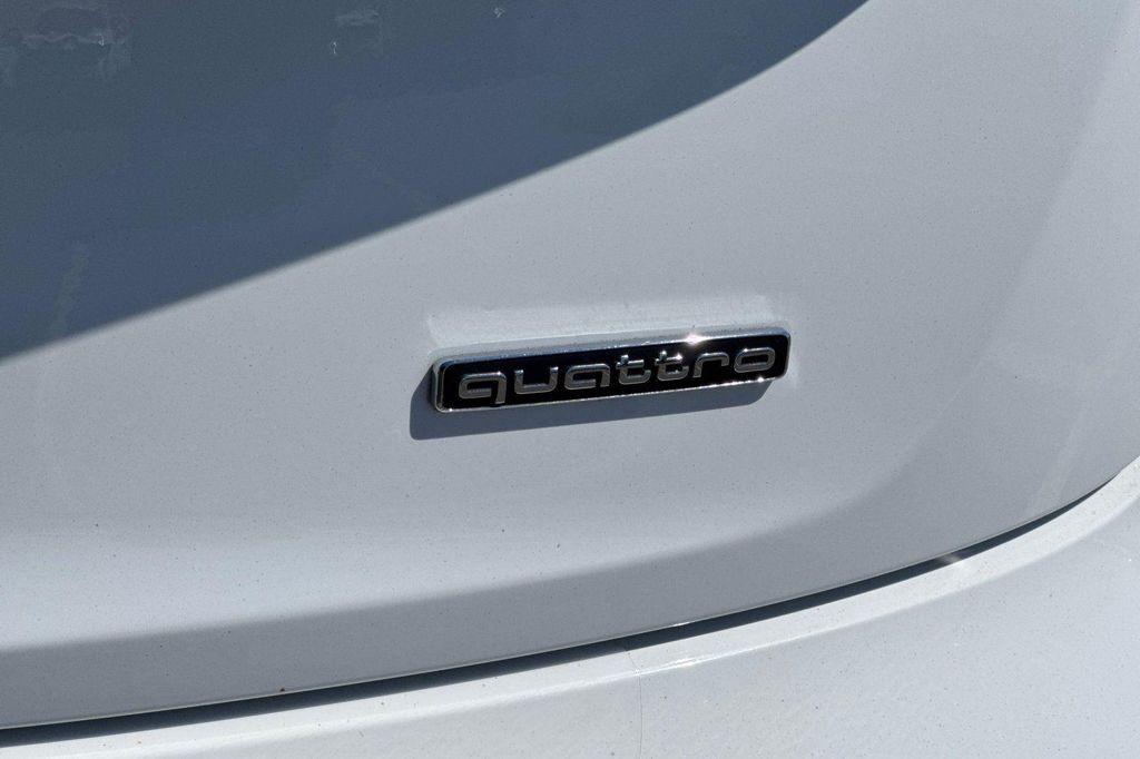 2022 Ibis White Audi Q5