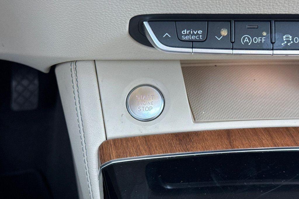 2022 Ibis White Audi Q5