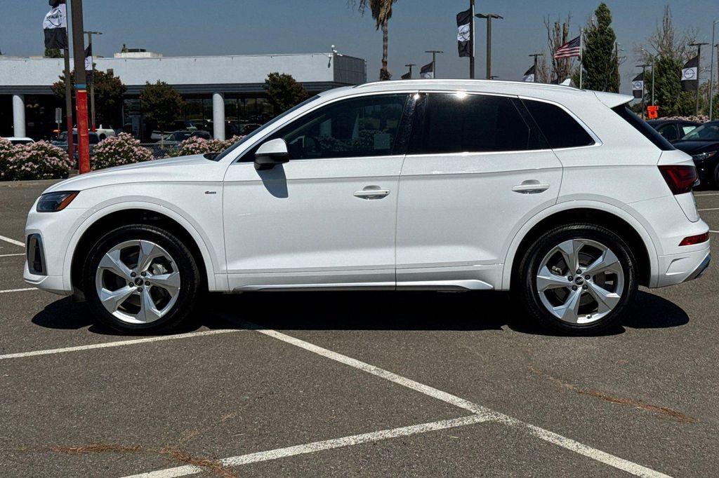 2022 Ibis White Audi Q5