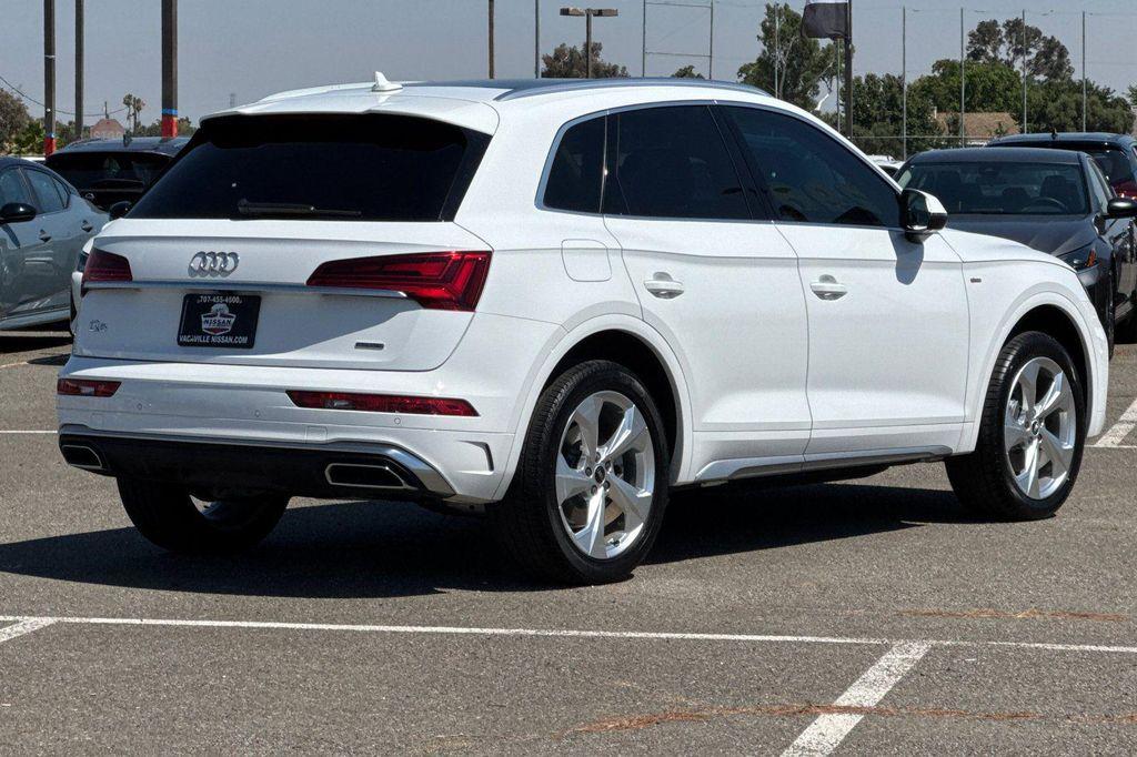 2022 Ibis White Audi Q5
