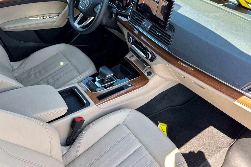 2022 Ibis White Audi Q5