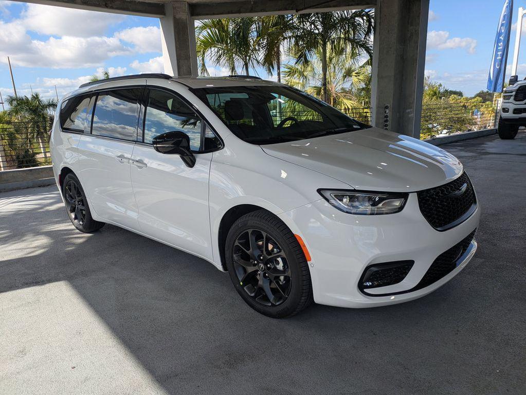 new 2026 Chrysler Pacifica car, priced at $37,421