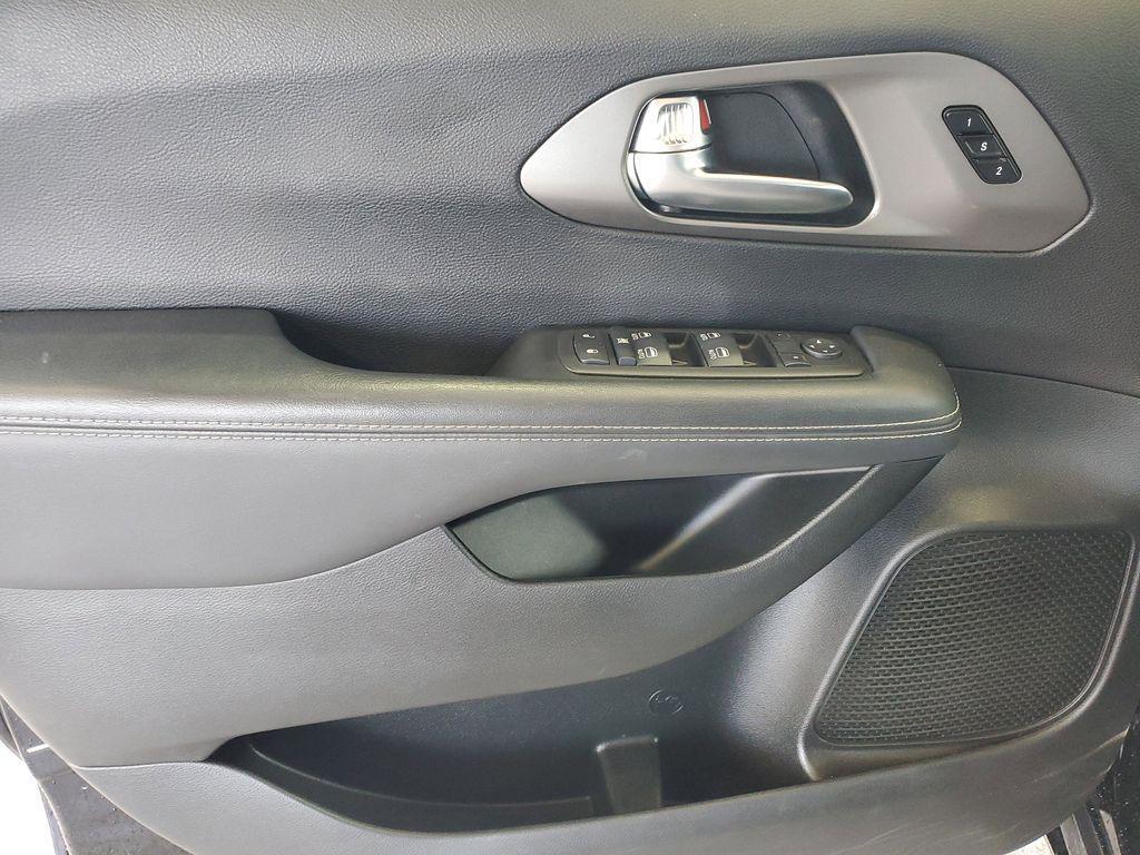 used 2025 Chrysler Pacifica car, priced at $30,076