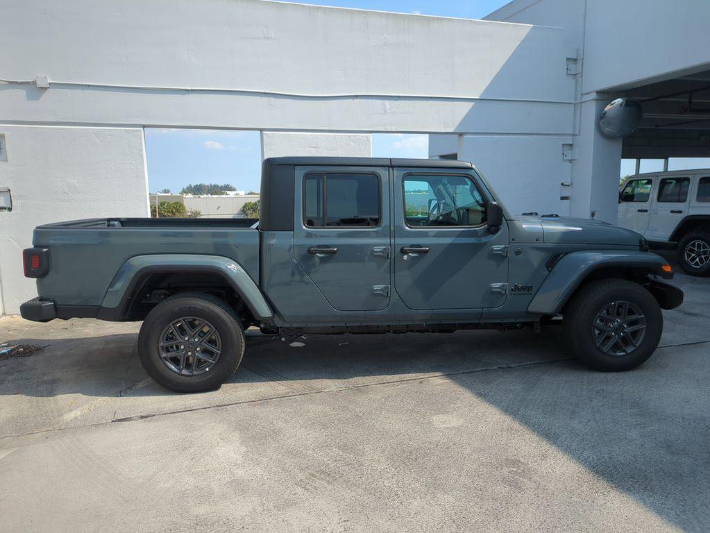 new 2025 Jeep Gladiator car, priced at $43,300