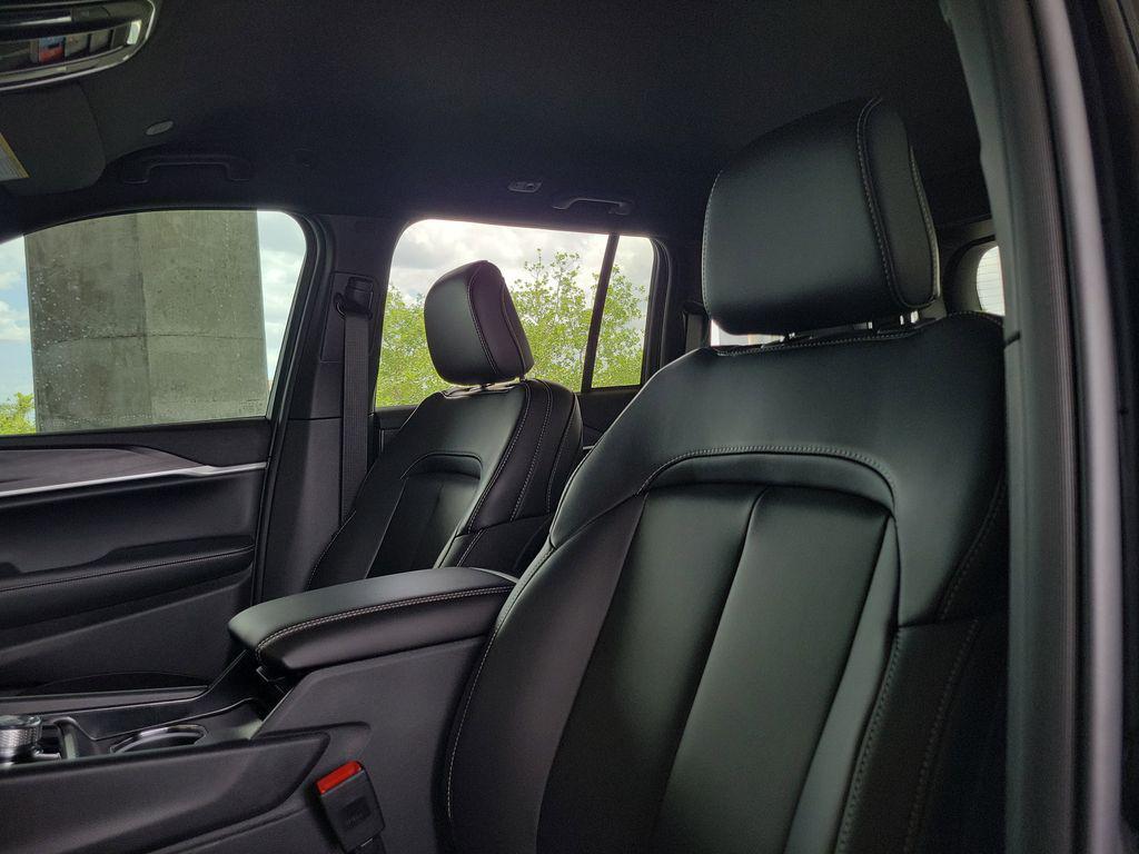 new 2026 Jeep Grand Cherokee car, priced at $42,087