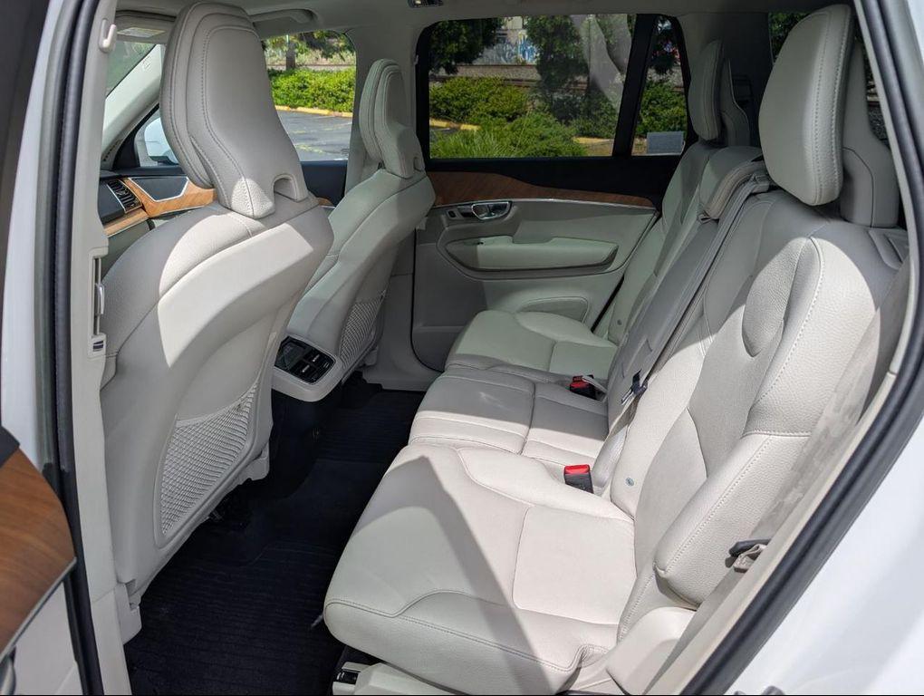 2022 Crystal White Volvo XC90
