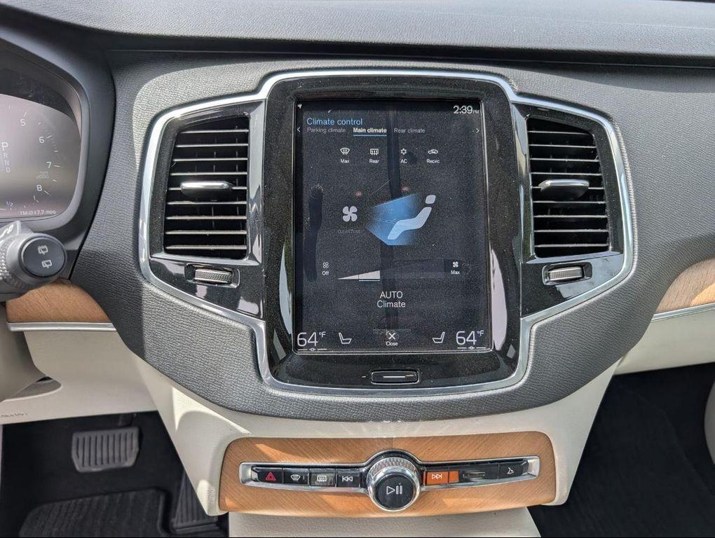 2022 Crystal White Volvo XC90