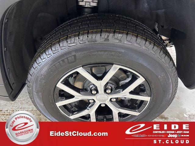 new 2025 Jeep Grand Cherokee car, priced at $40,702