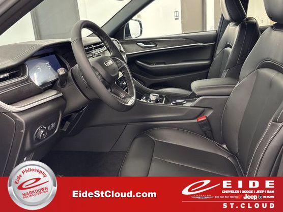 new 2025 Jeep Grand Cherokee car, priced at $40,702