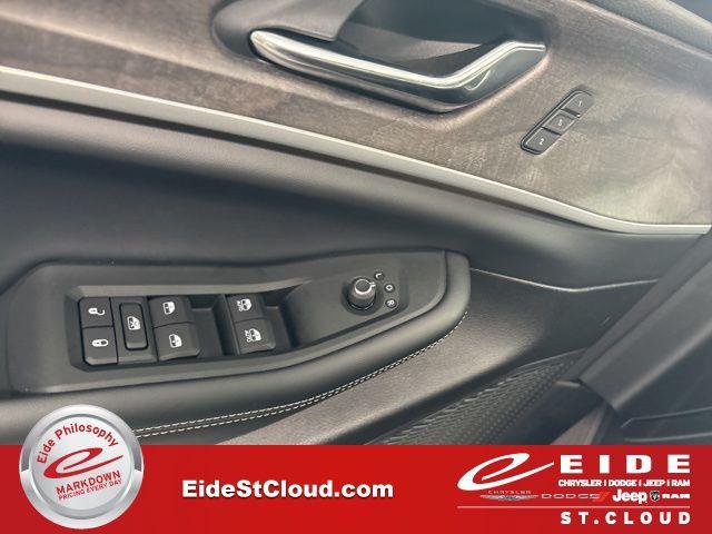 new 2025 Jeep Grand Cherokee car, priced at $43,960