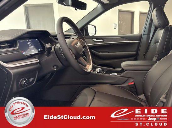 new 2025 Jeep Grand Cherokee car, priced at $43,960