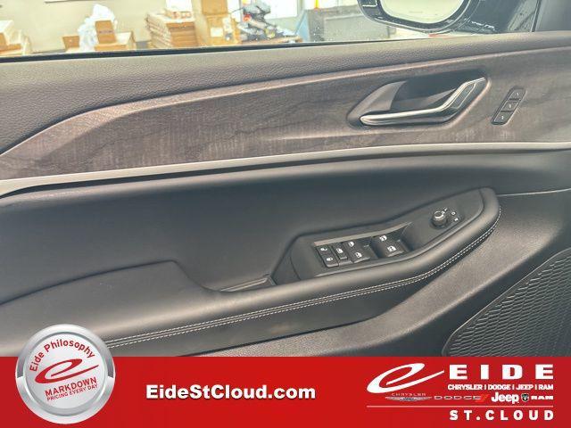 new 2025 Jeep Grand Cherokee car, priced at $43,960