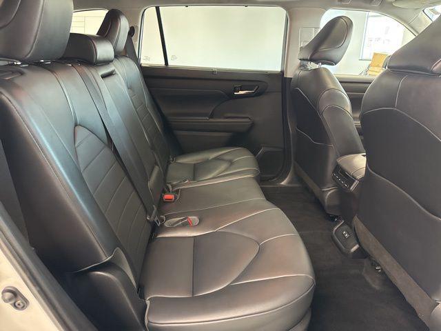 2021 Blizzard Pearl Toyota Highlander