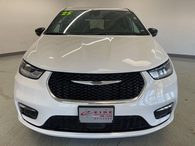used 2025 Chrysler Pacifica car, priced at $29,500