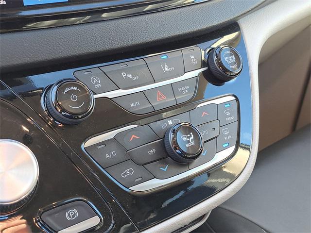 used 2024 Chrysler Pacifica car, priced at $27,268