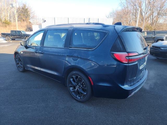 used 2025 Chrysler Pacifica car, priced at $35,500