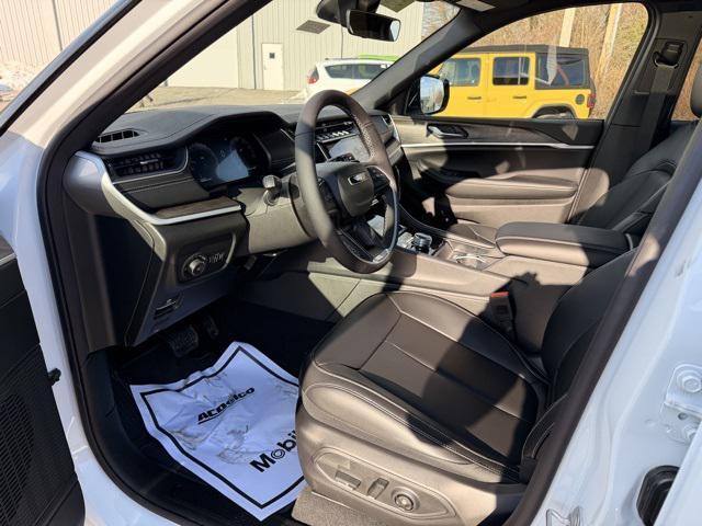 new 2025 Jeep Grand Cherokee car, priced at $47,015