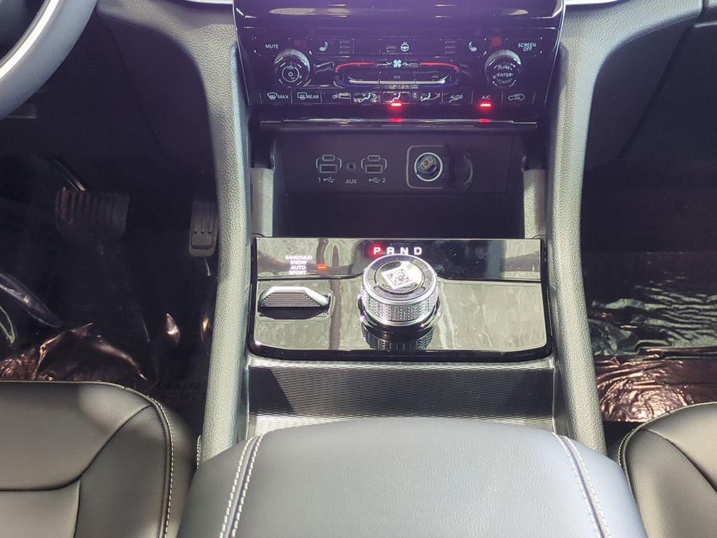 new 2025 Jeep Grand Cherokee car, priced at $40,551