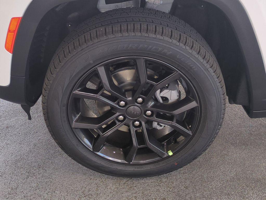 new 2025 Jeep Grand Cherokee car, priced at $40,551