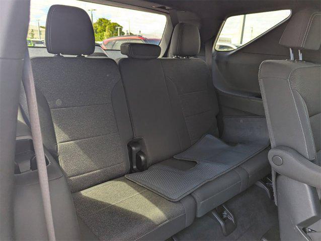 used 2024 Chevrolet Traverse car, priced at $33,119