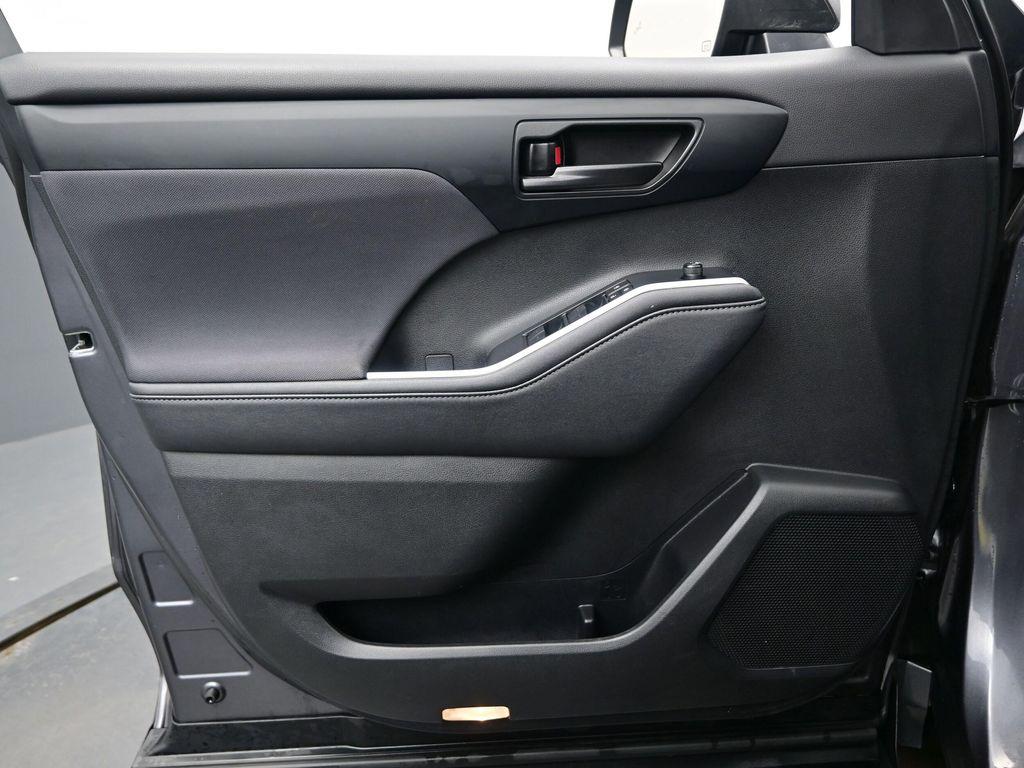 used 2024 Toyota Highlander car, priced at $31,290