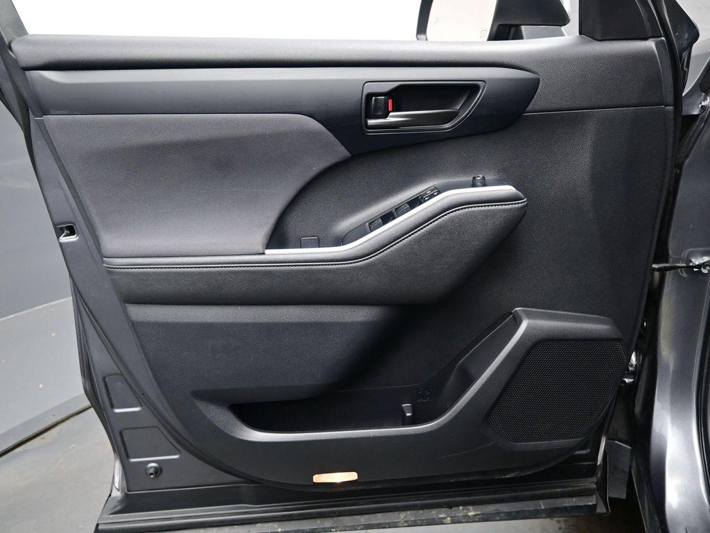 used 2024 Toyota Highlander car, priced at $31,290