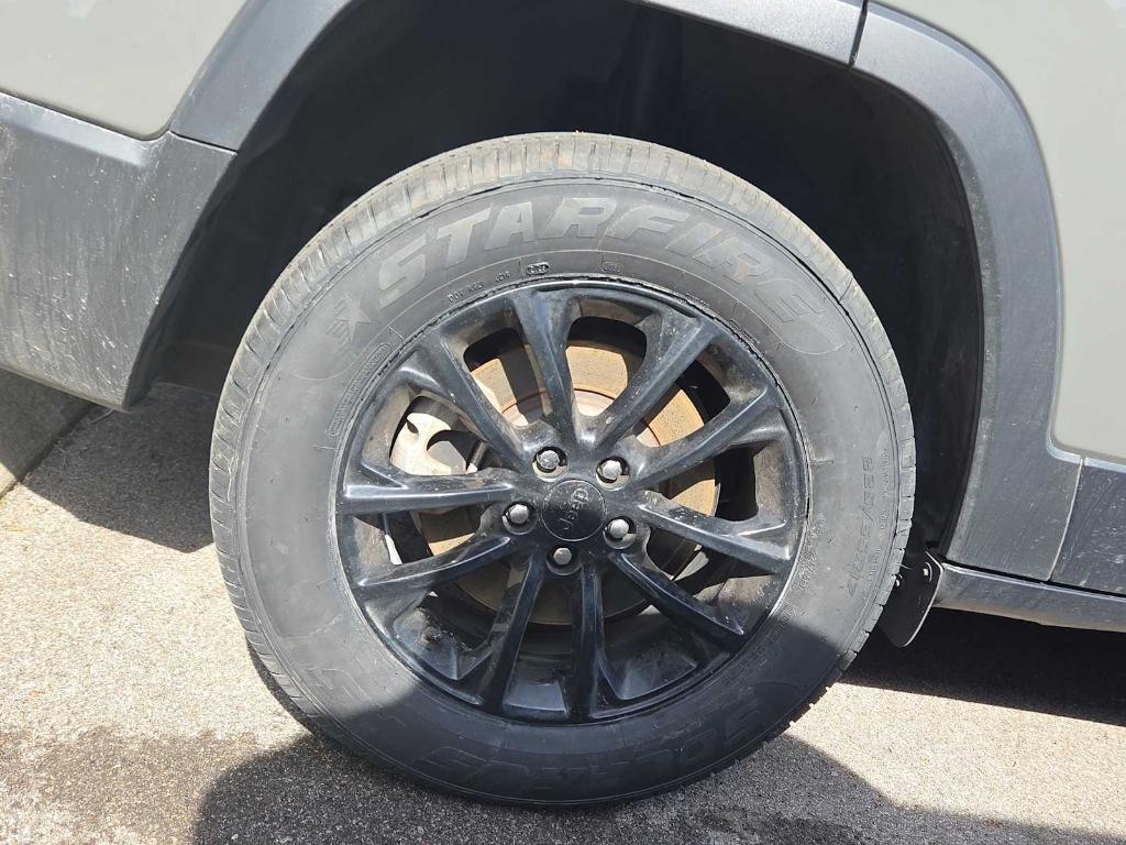 used 2023 Jeep Cherokee car, priced at $27,995